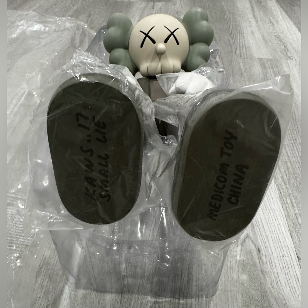 KAWS Small Lie - Picture 8 of 9